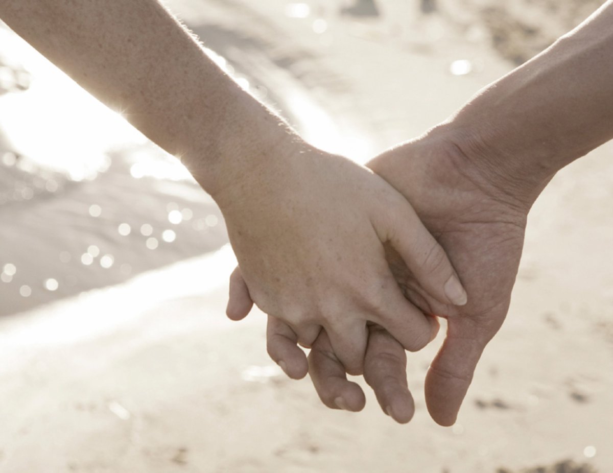 Сплетенные пальцы рук влюбленных