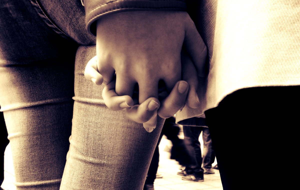 Парень и девушка держатся за руки