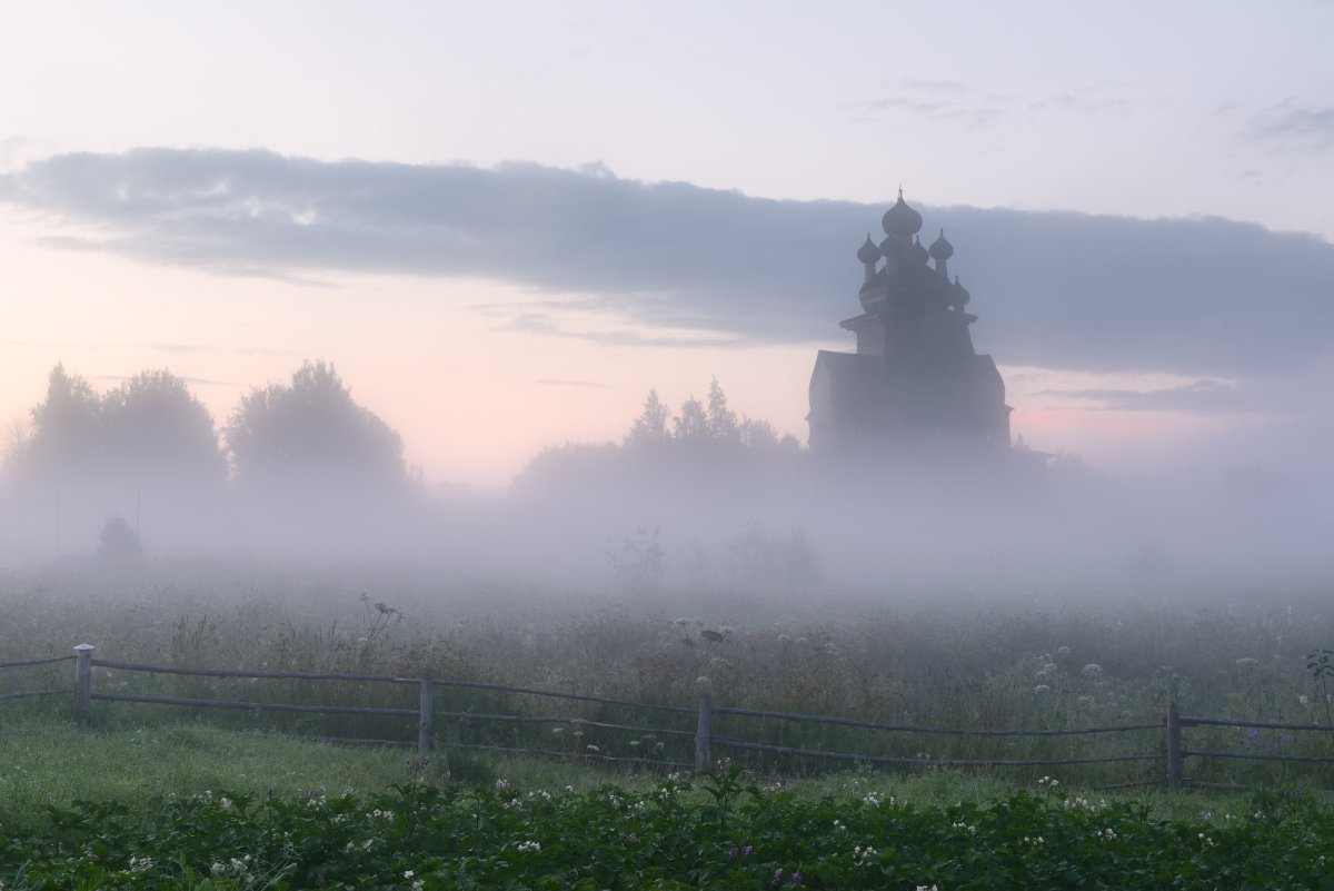 Деревянный храм в тумане
