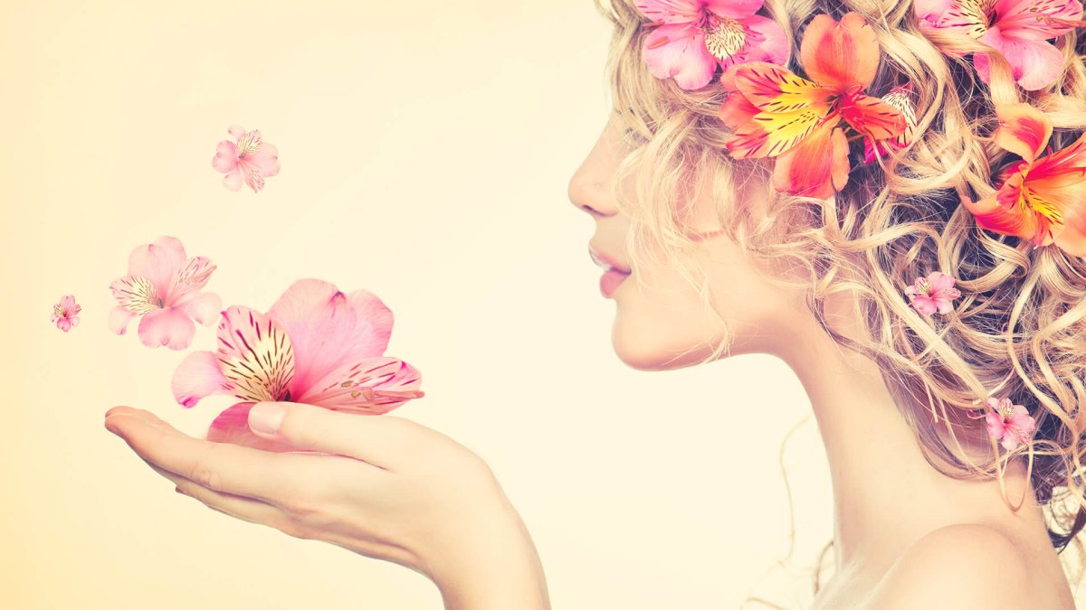 Нюхает цветок