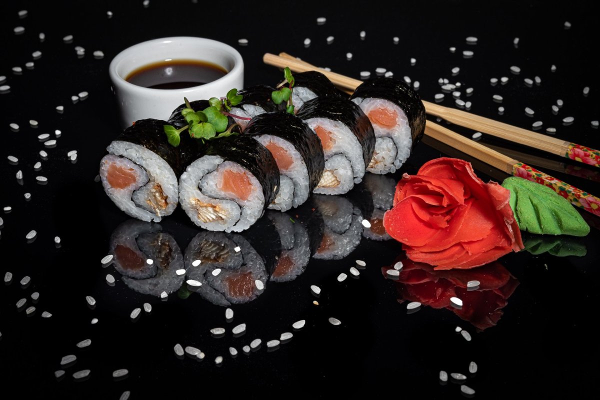 Роллы на черном фоне стильно