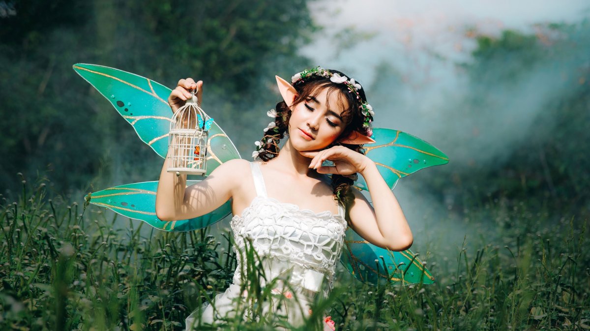 Картинки девушка с цветами в руках