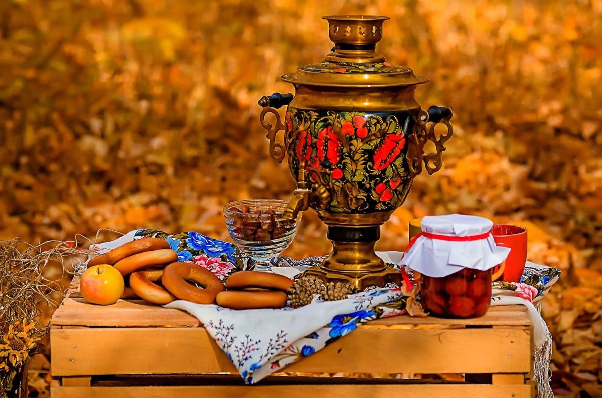 Чай из самовара с блинами