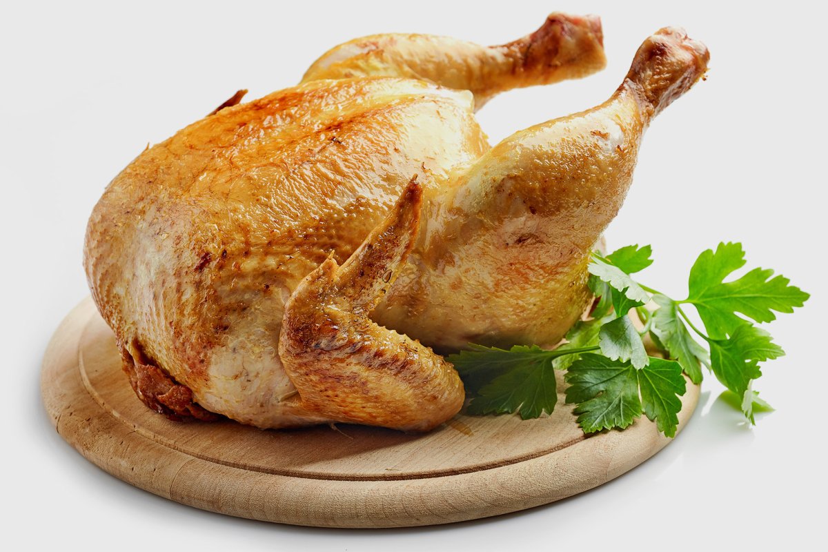 Жареная курица на подносе
