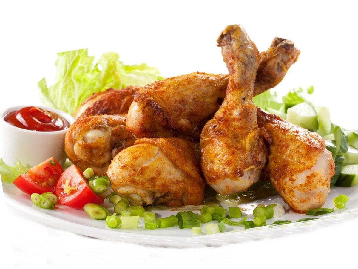 Жареная курица на белом фоне