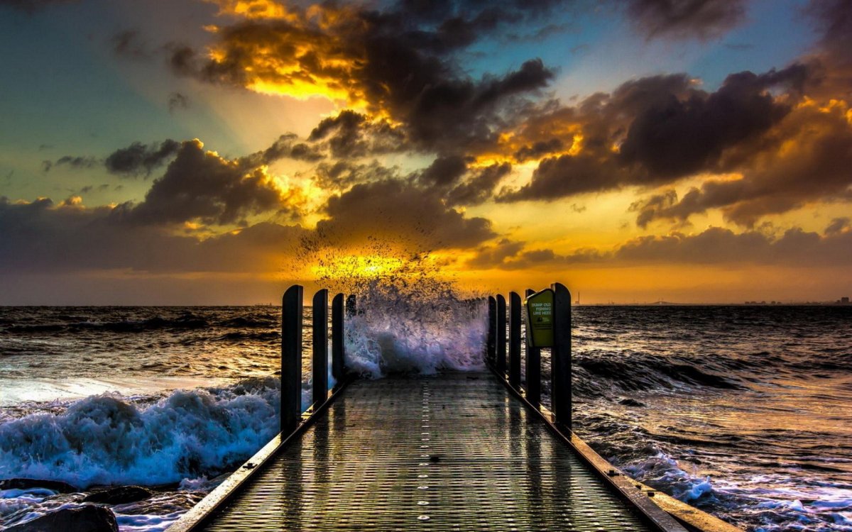 Волны причал