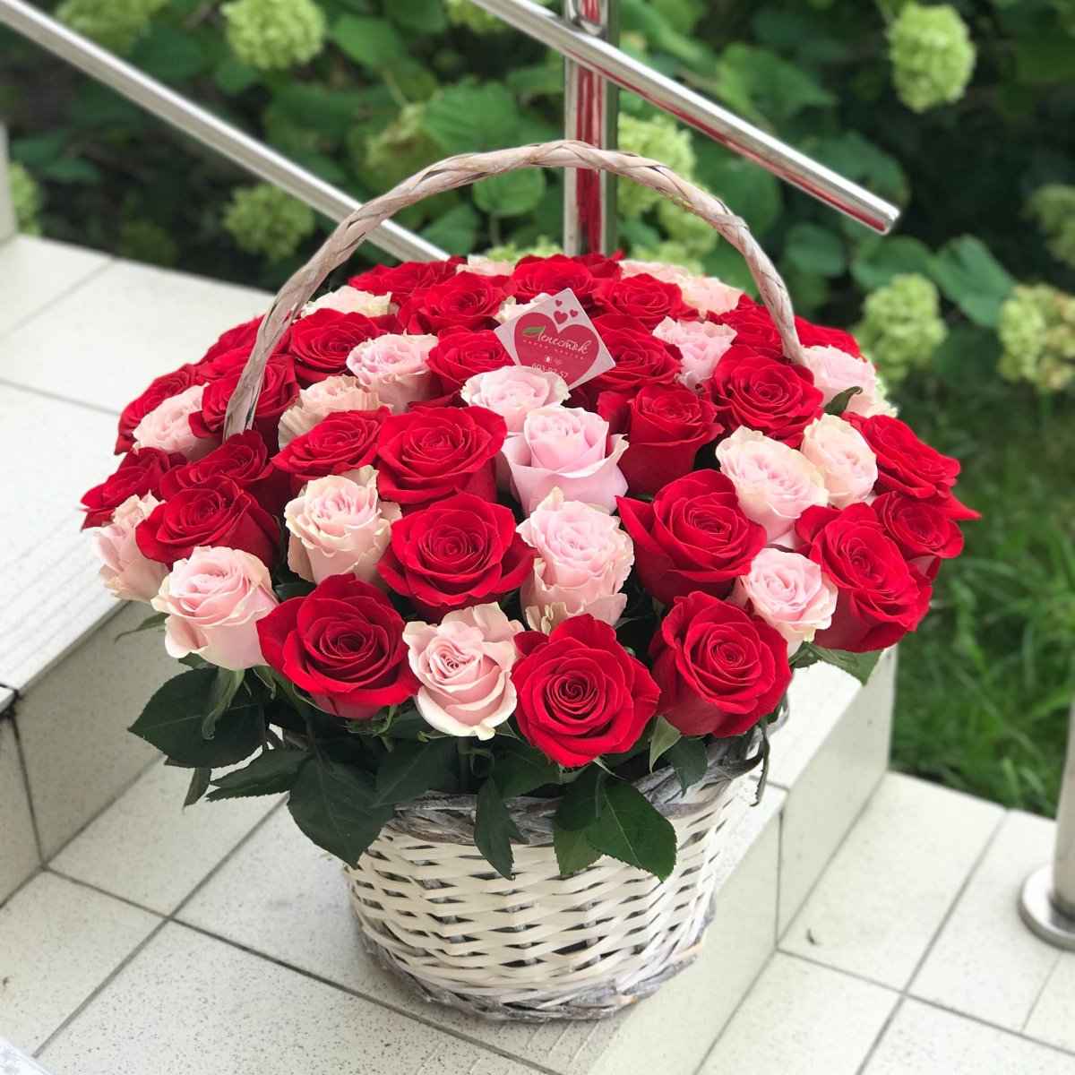 Шикарная корзина роз