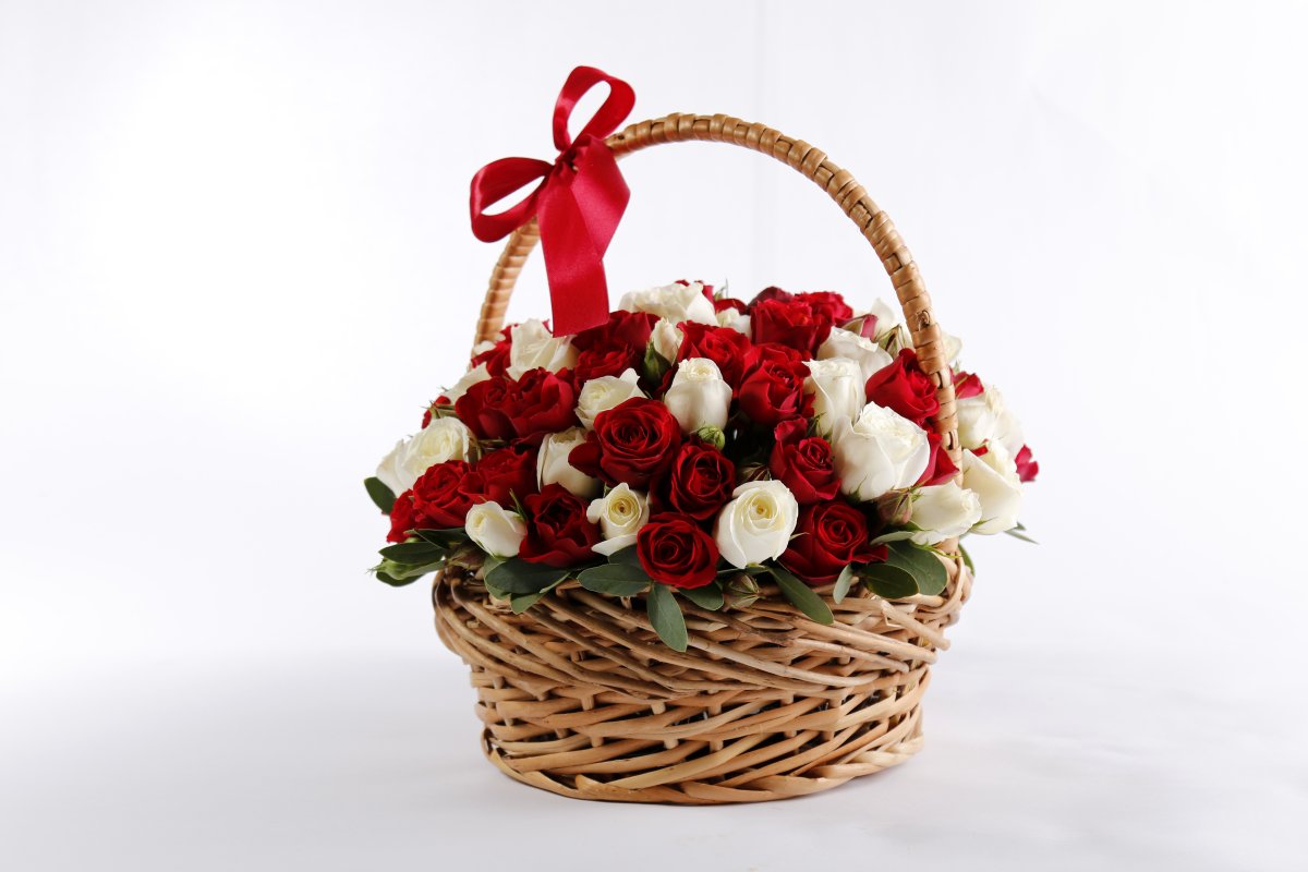 Красные розы в корзинке