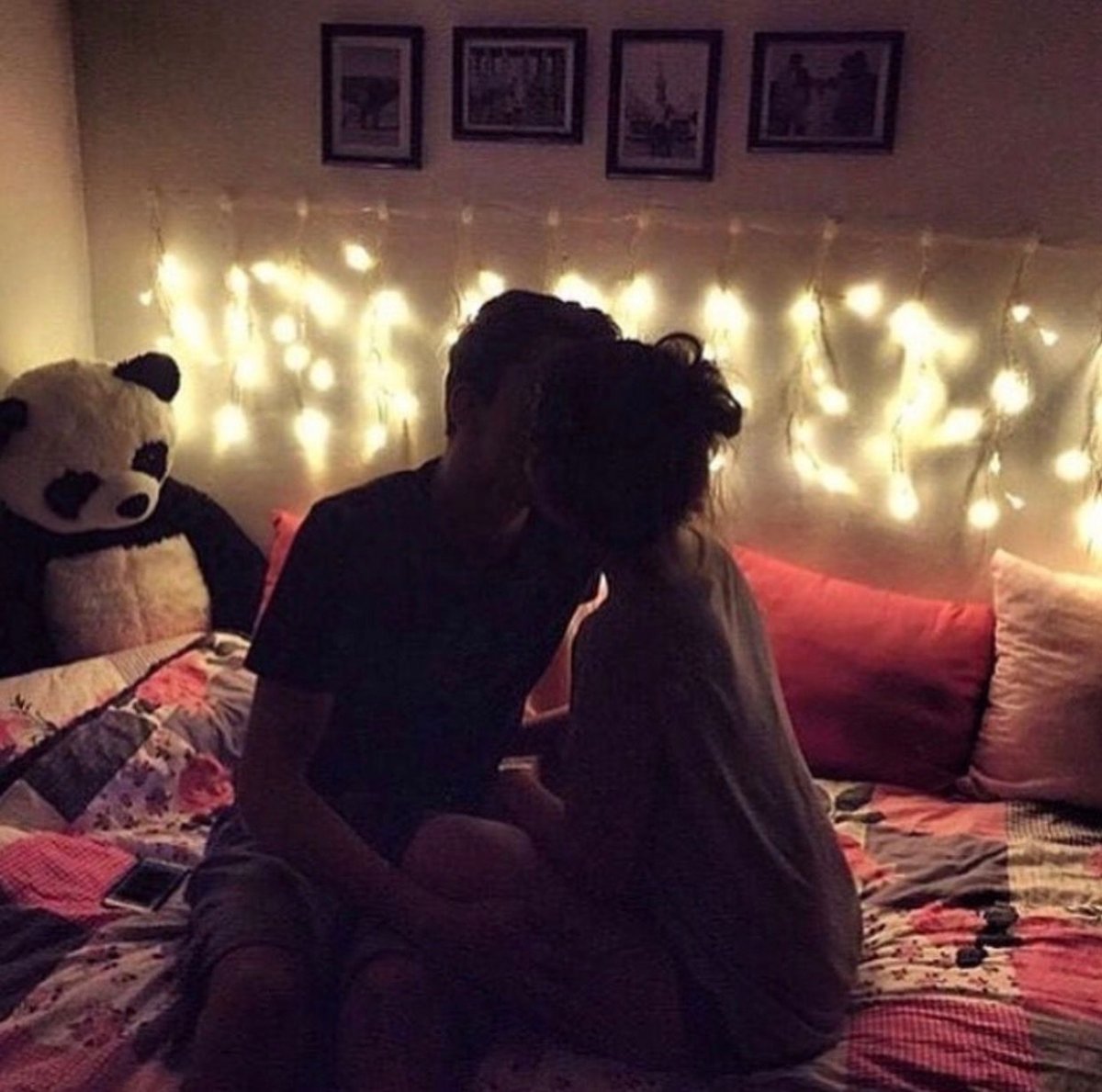 Пары лежат в обнимку