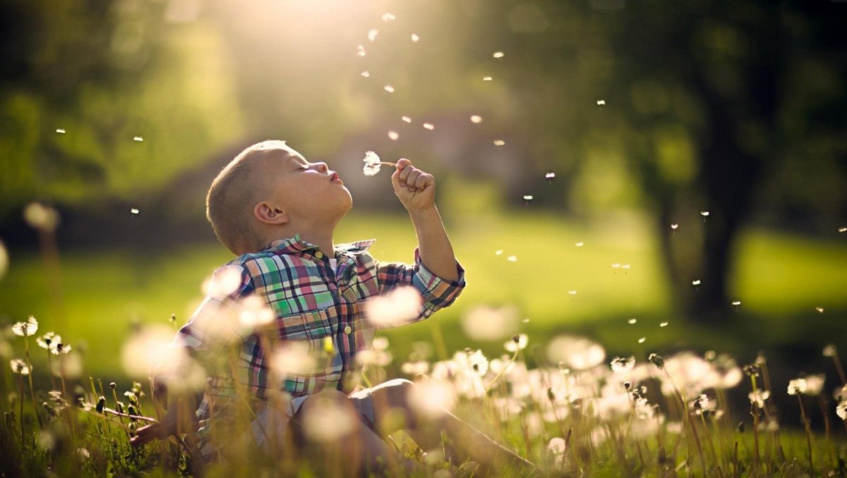 Счастливые дети на природе