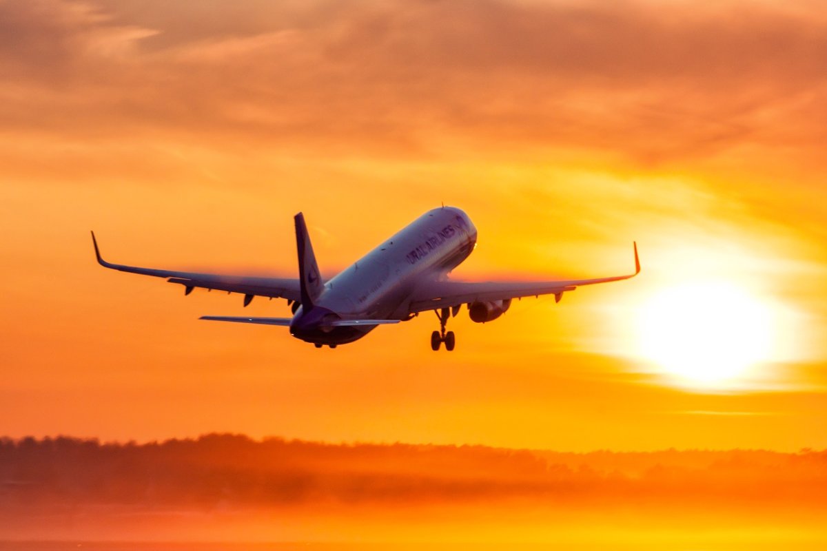 Самолет на рассвете