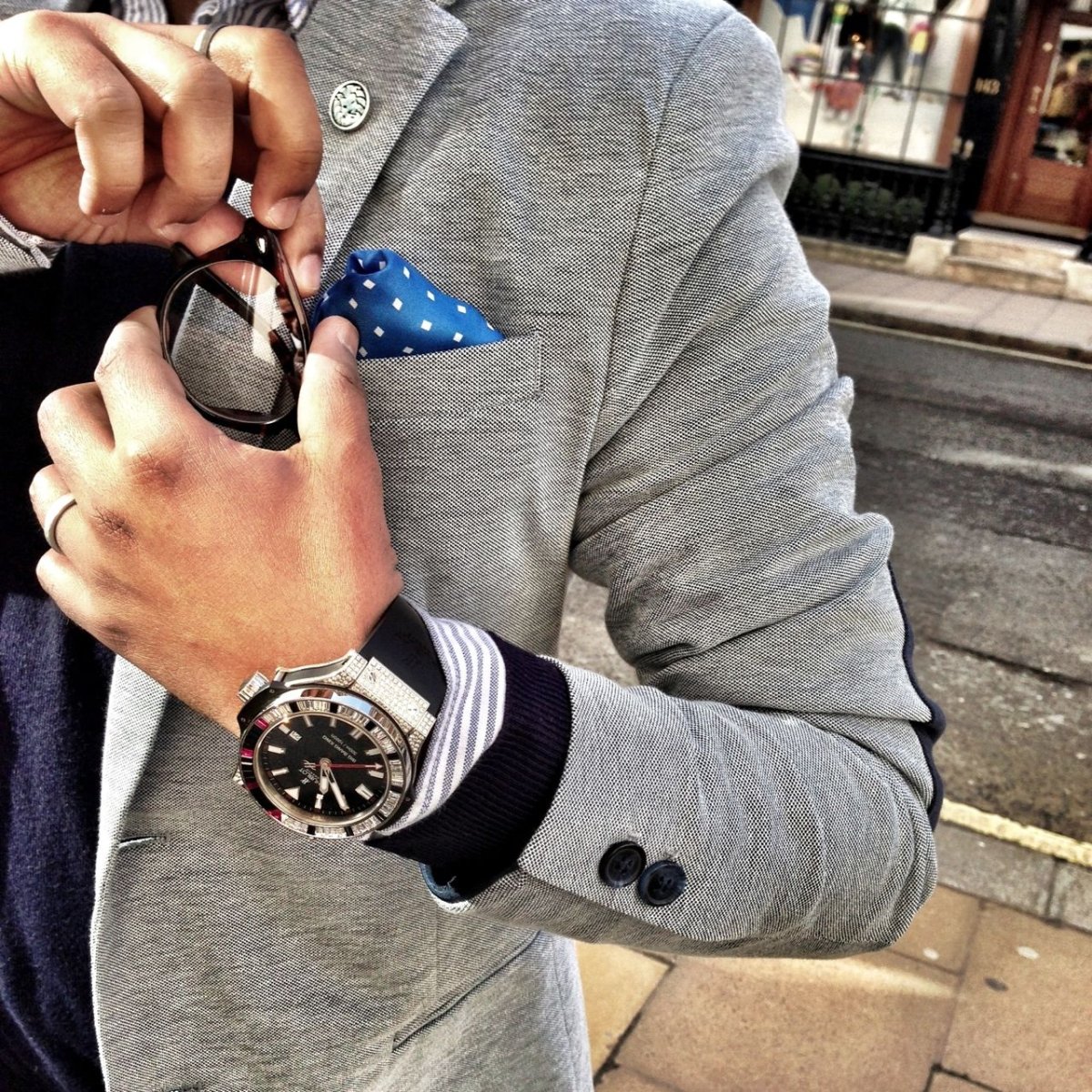 Пацаны с часами на руке