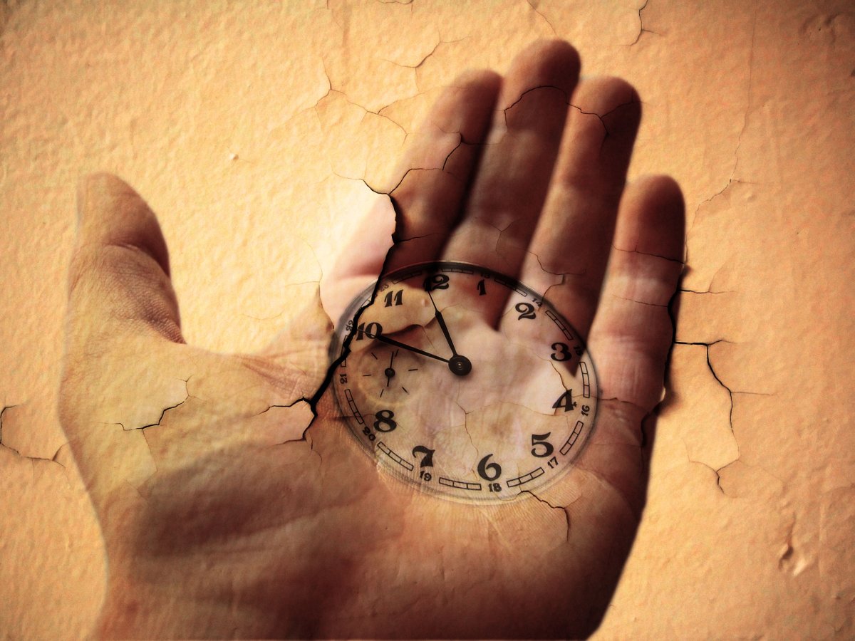 Часы в ладошках