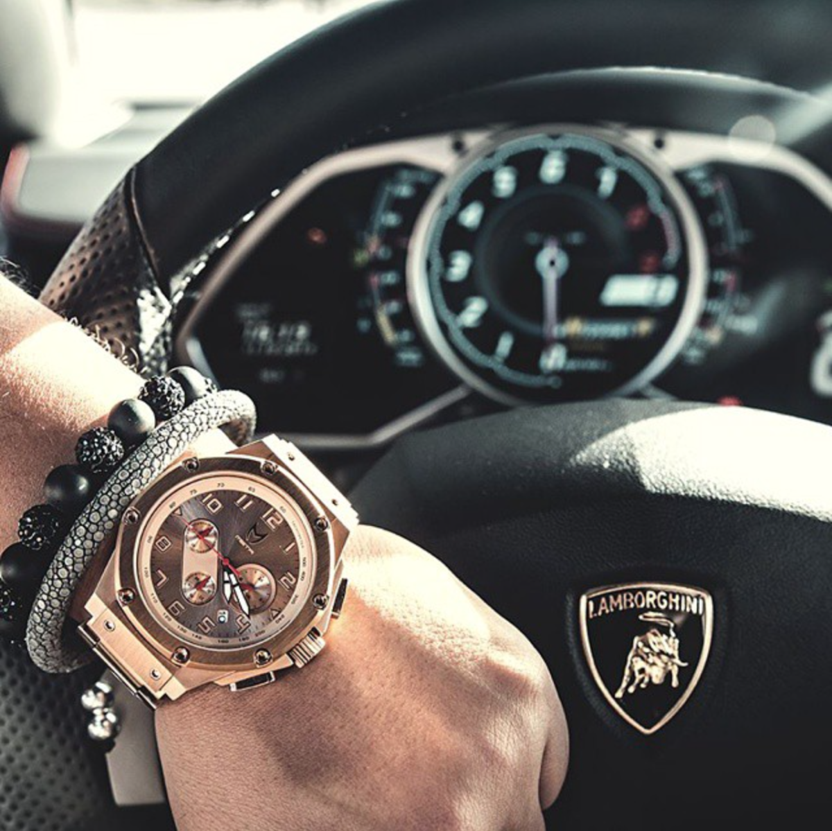 Девушка и часы