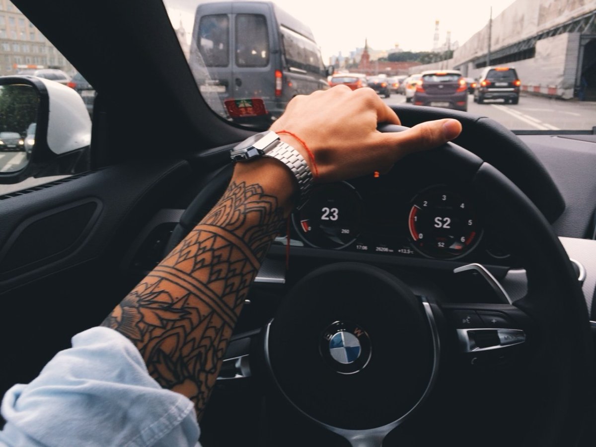 Девушка с часами