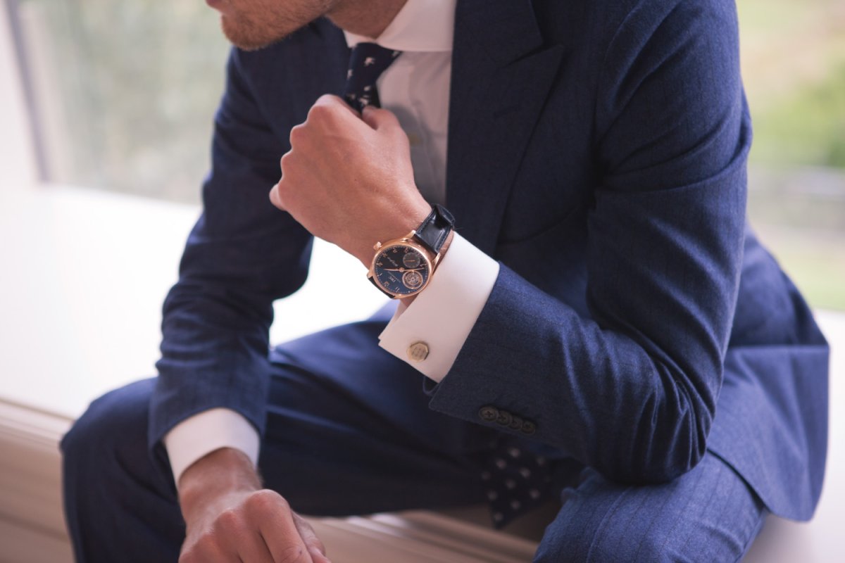 Часы с песком и девушка