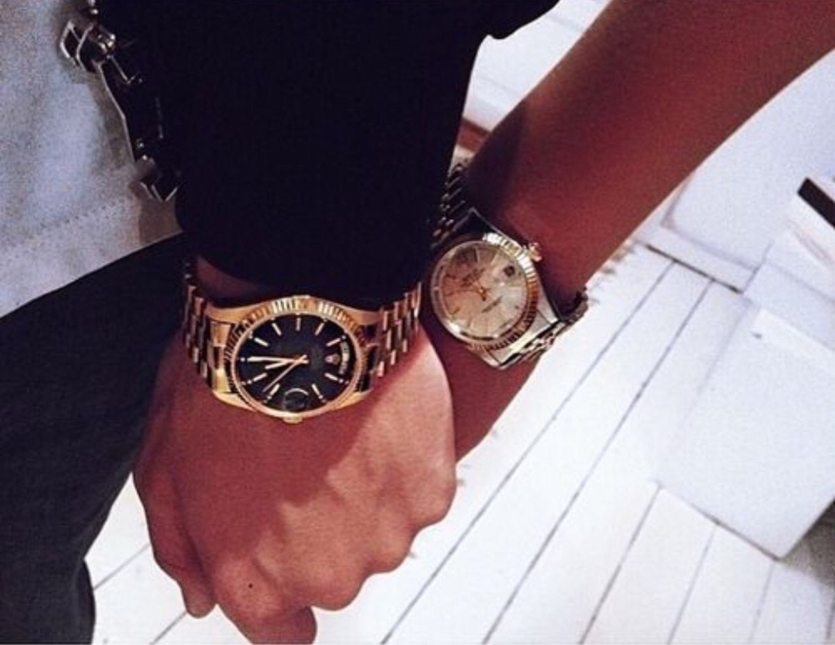 Мужская рука с часами