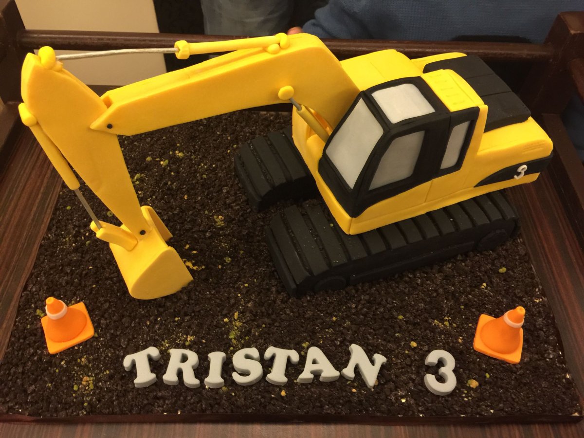 Торт с желтым трактором