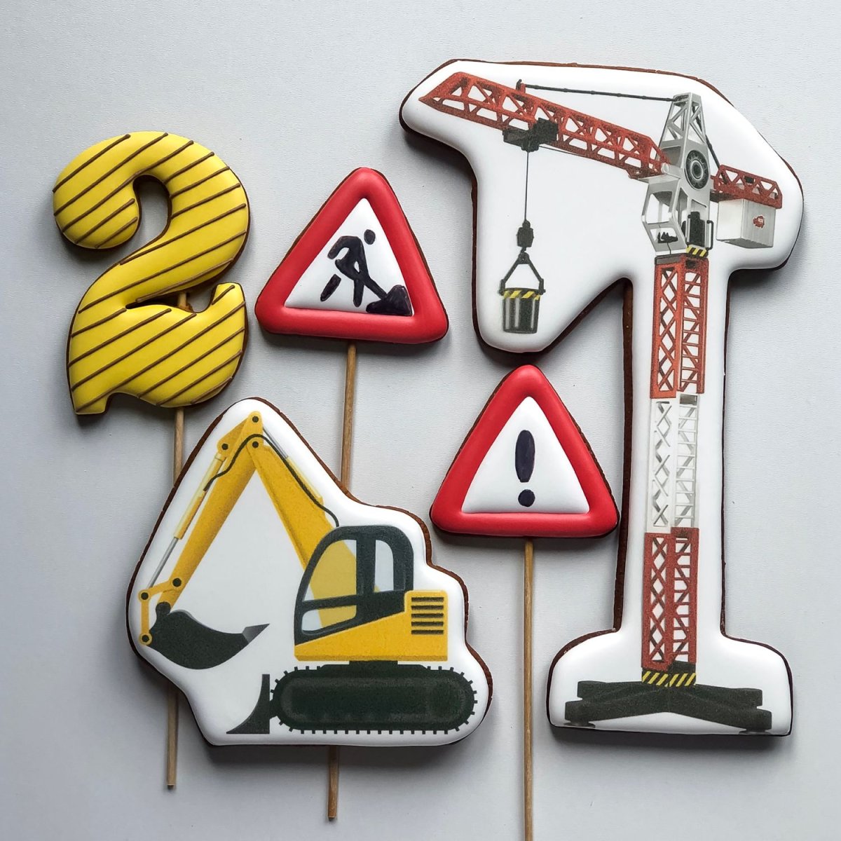 Торт со спецтехникой на пряниках