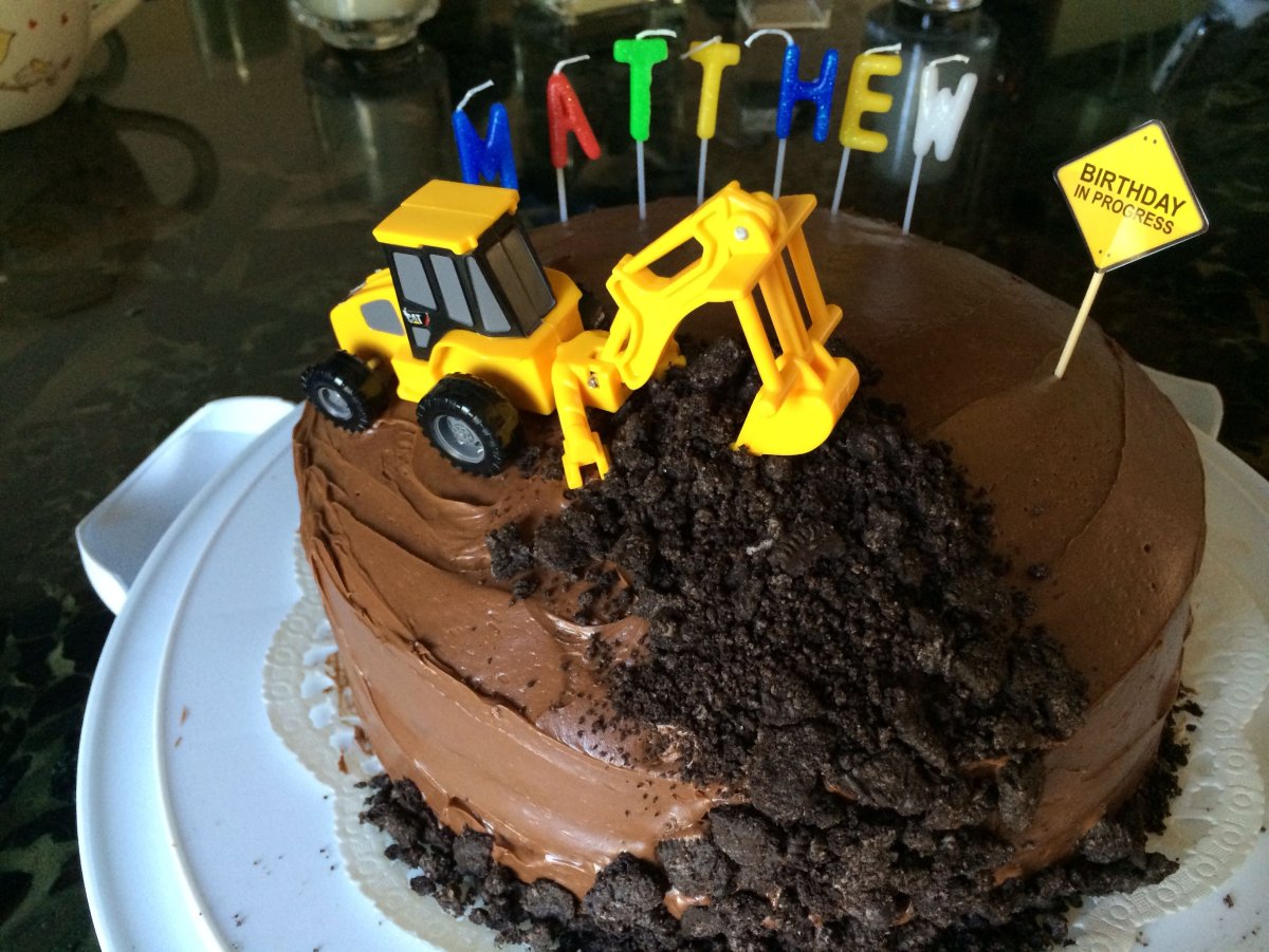 Торт в виде бульдозера