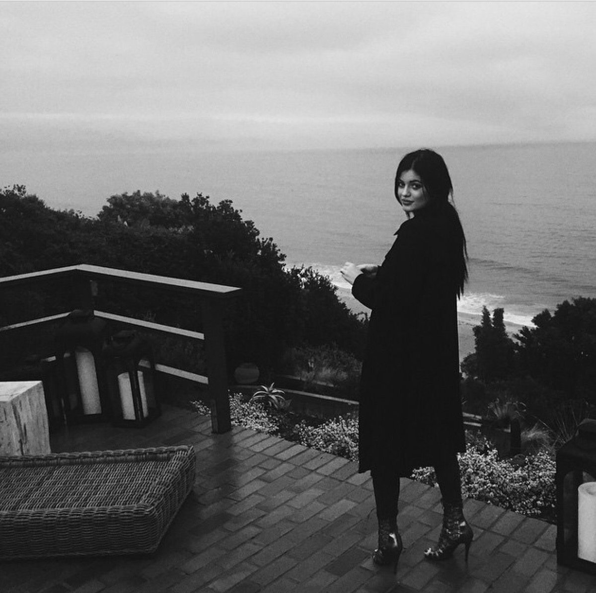 Эстетика девушки в чёрном для инстаграма