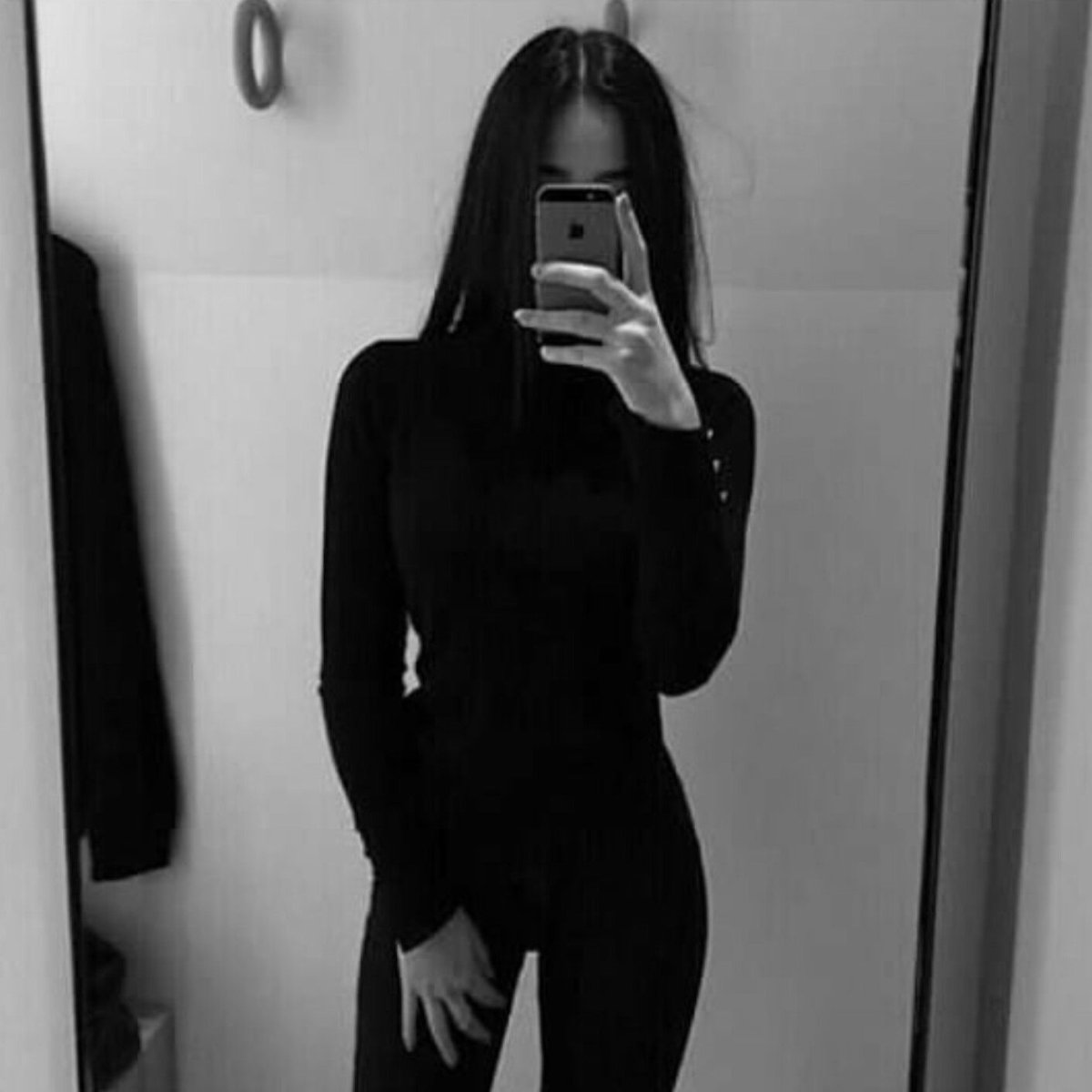 Брюнетка перед зеркалом