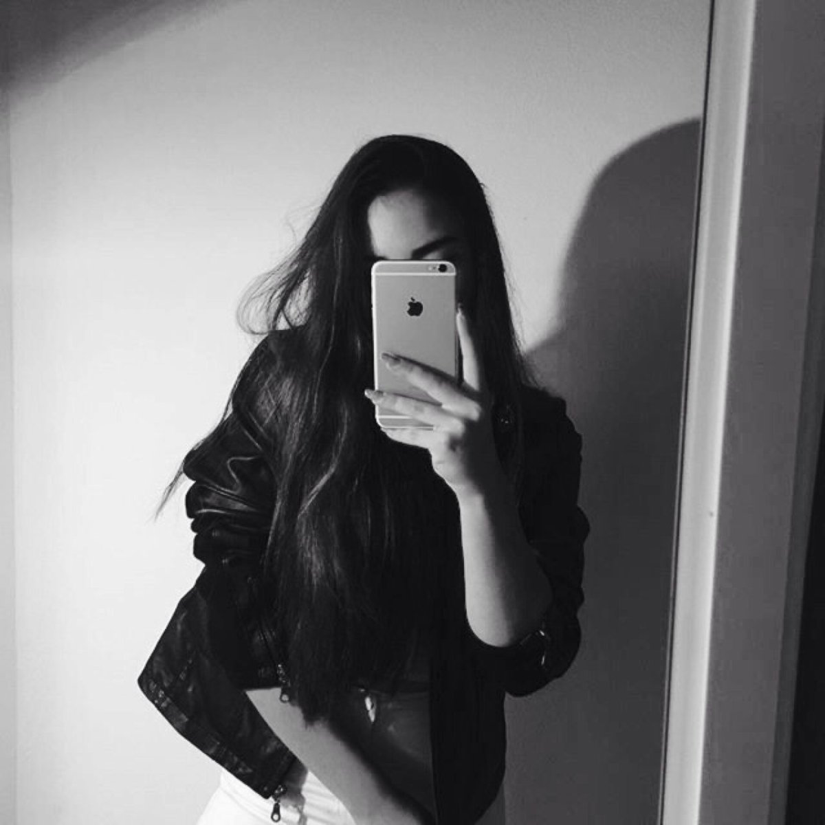 Девушка с черными волосами в зеркале