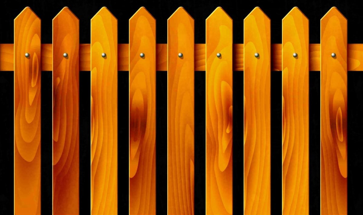 Оранжевый деревянный забор