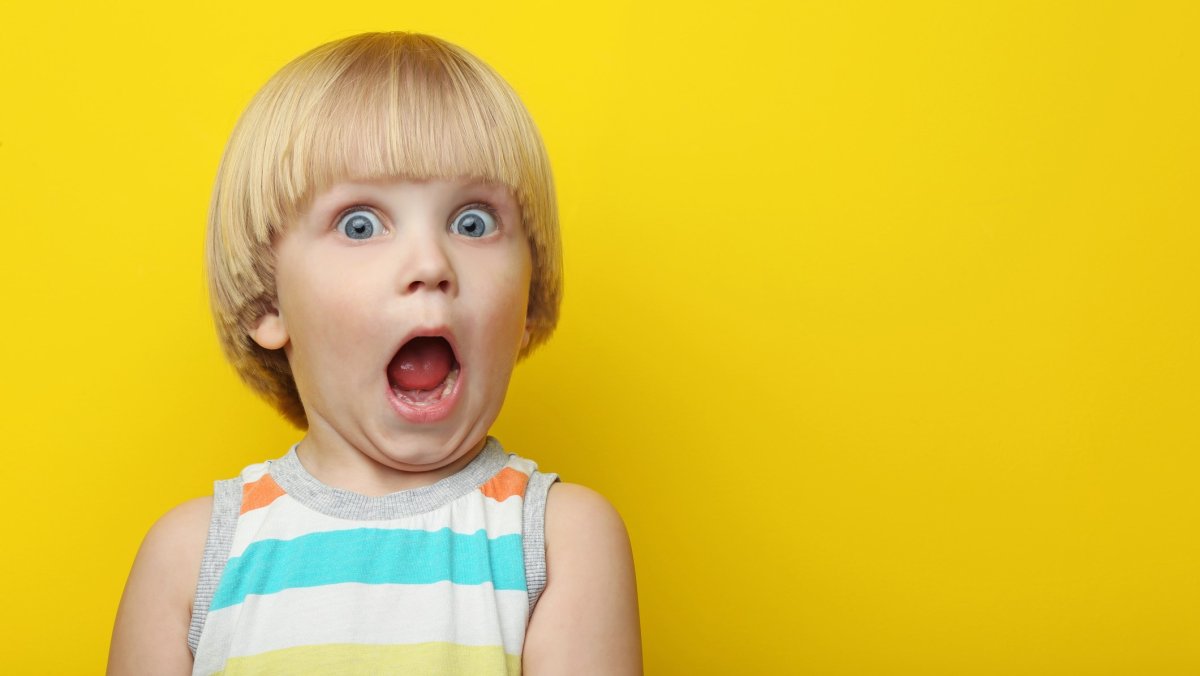 Ребенок удивление картинки на зеленом фоне