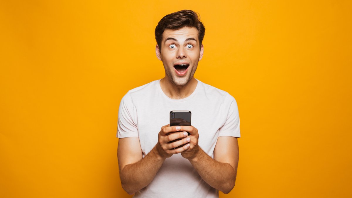 Удивленный парень с телефоном