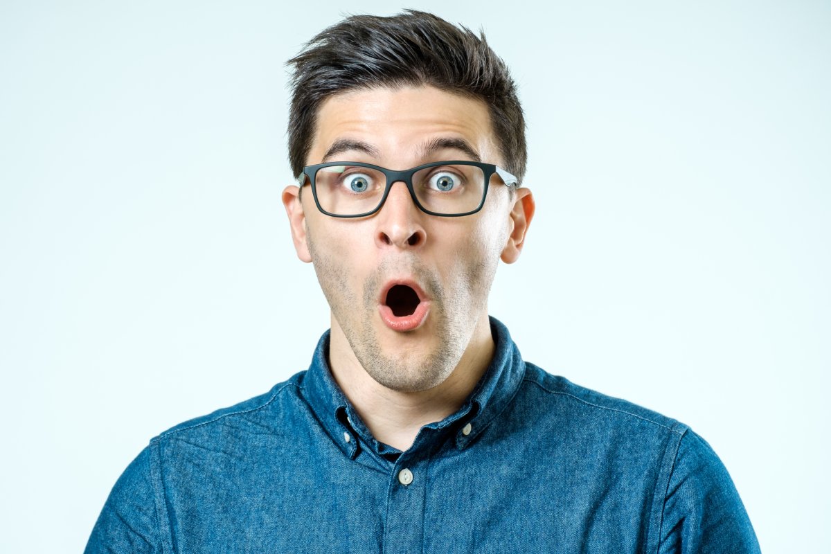 Удивленный молодой парень