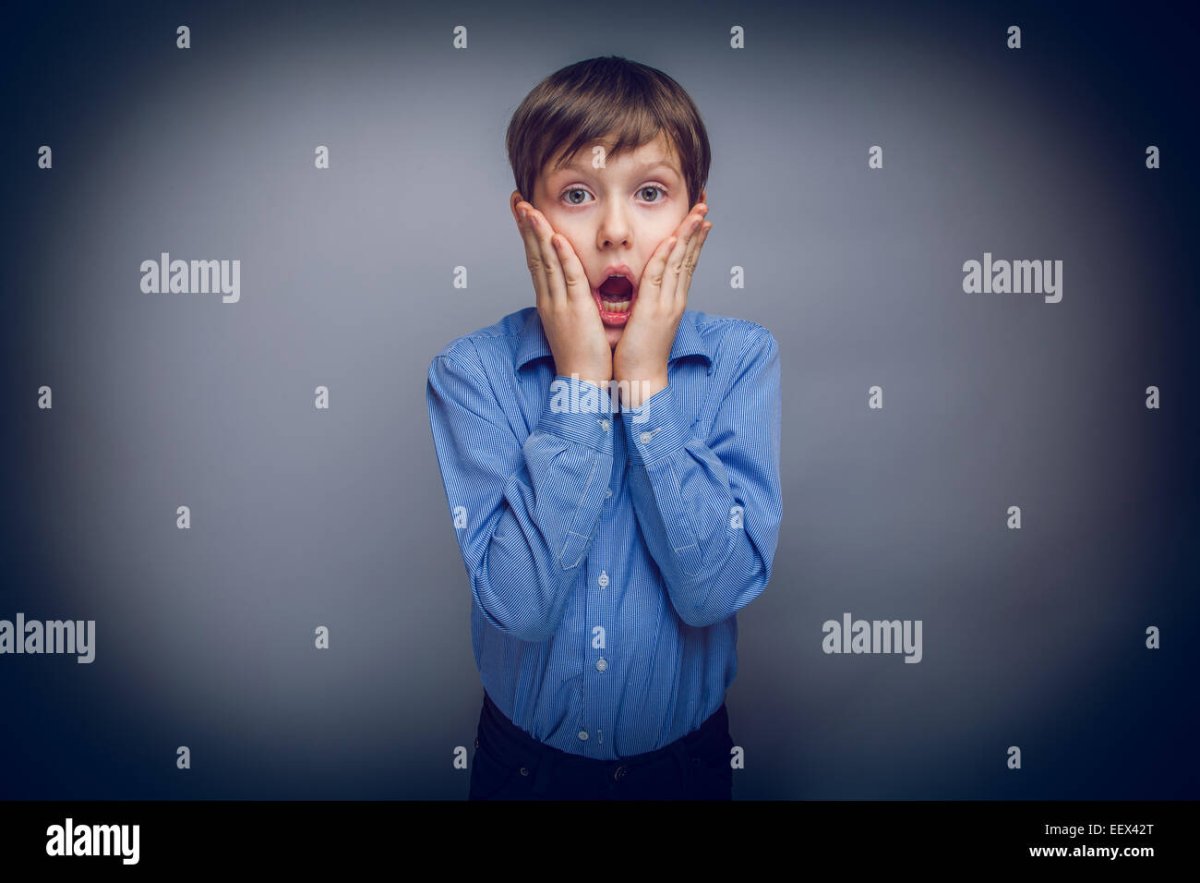 Мальчик подросток открыл рот