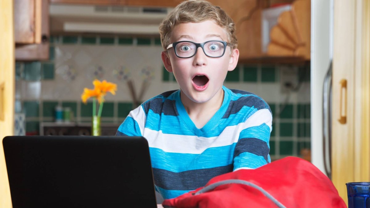 Удивлённый школьник подросток