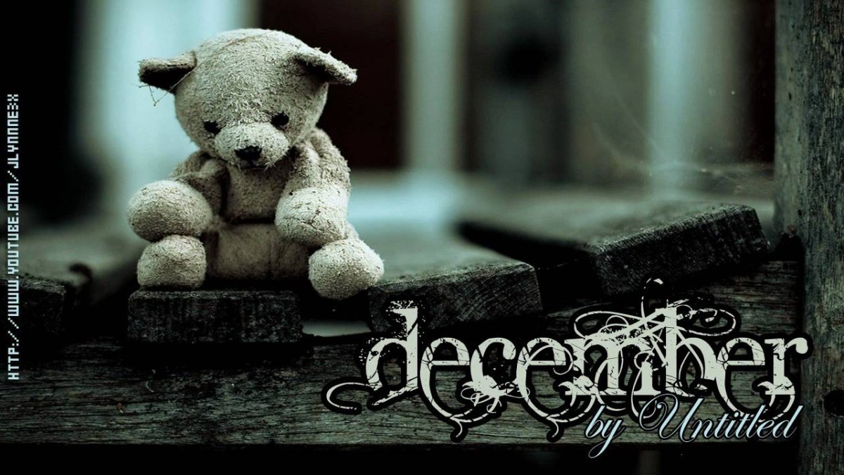 Медведь на скамейке под дождем