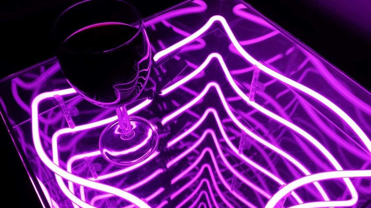 Неоновая надпись оранжевая