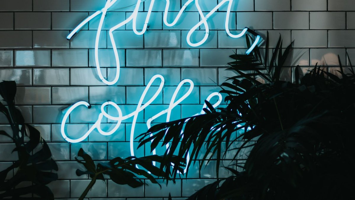 Стена с неоновой вывеской