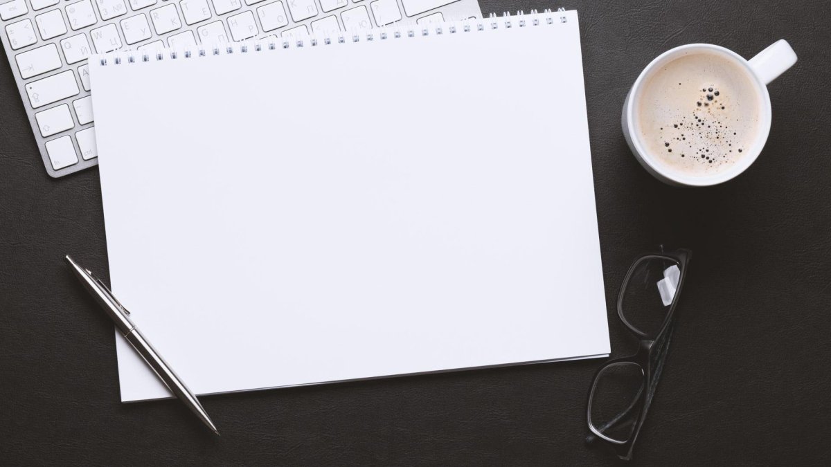 Белый стол сверху с ручкой