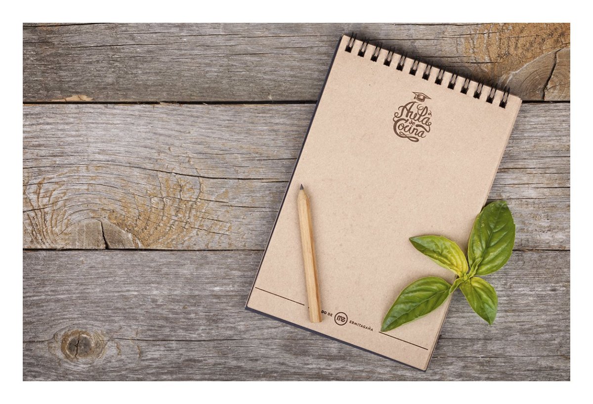 Лист бумаги на деревянном столе