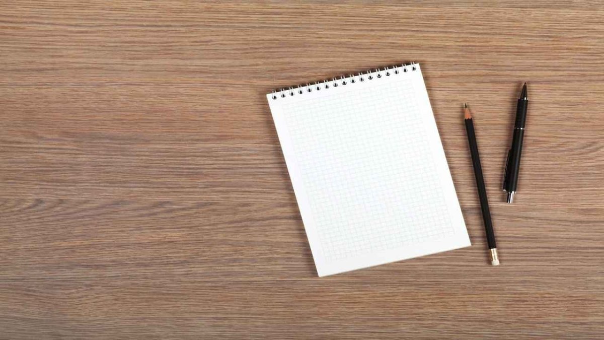 Чистый лист бумаги на столе