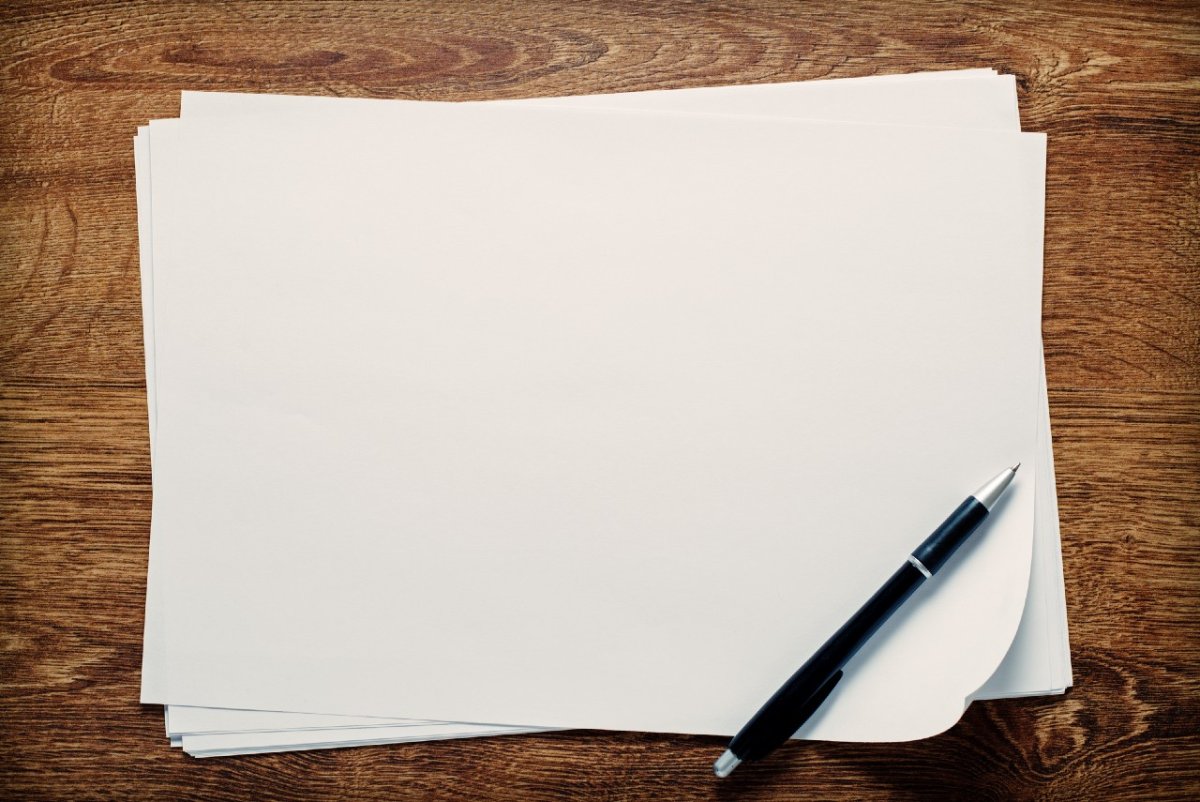 Листок бумаги на столе