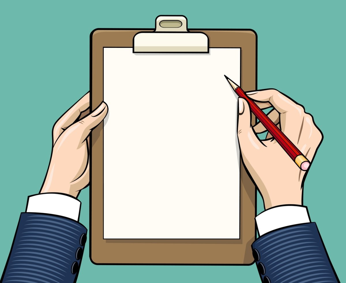 Планшет для бумаги в руках