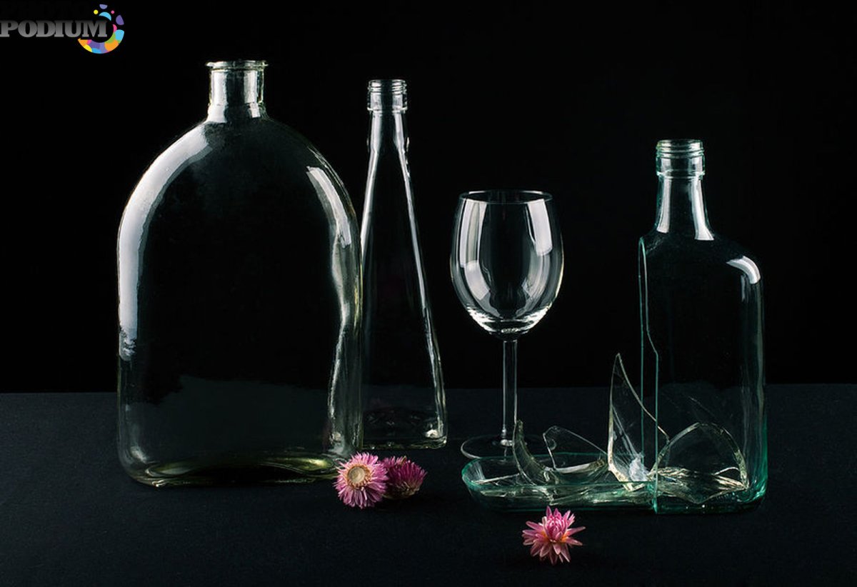 Стеклянные предметы на черном фоне