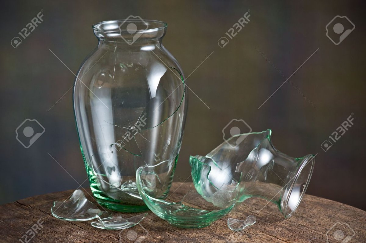 Разбитая стеклянная банка