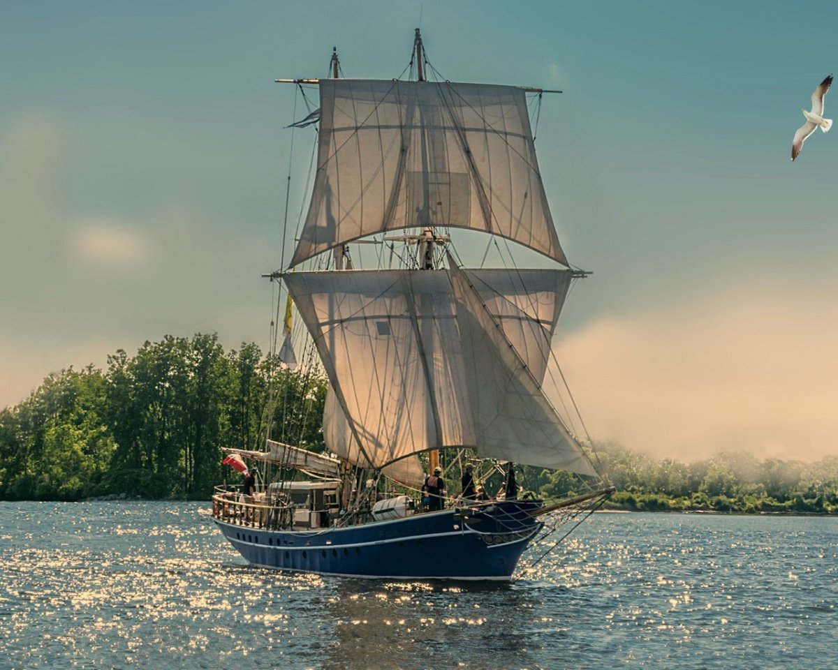 Корабль в океане