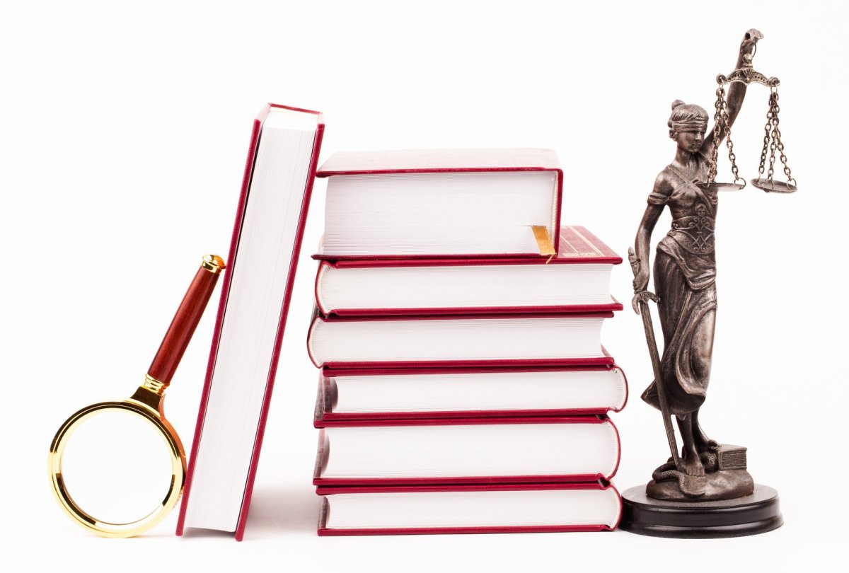 Юридический фон Фемида на фоне книг