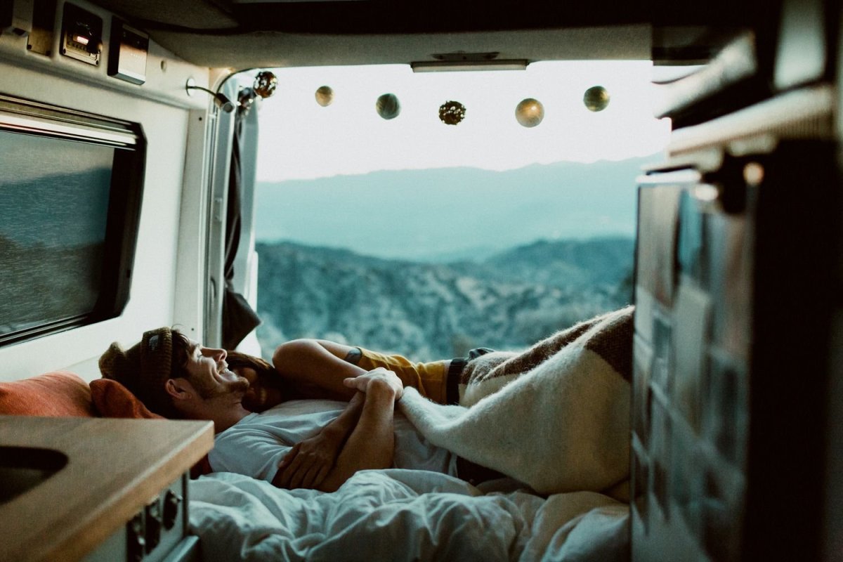 Пара путешествует на машине