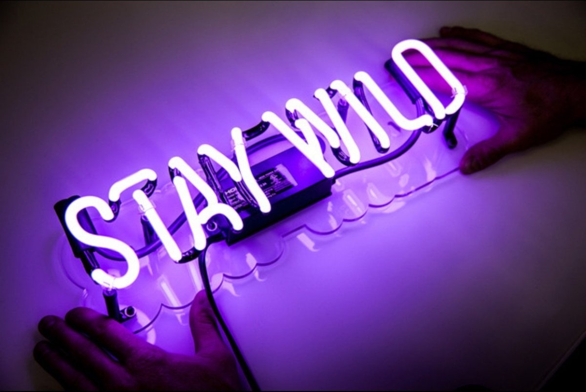 Неоновая вывеска фиолетовая