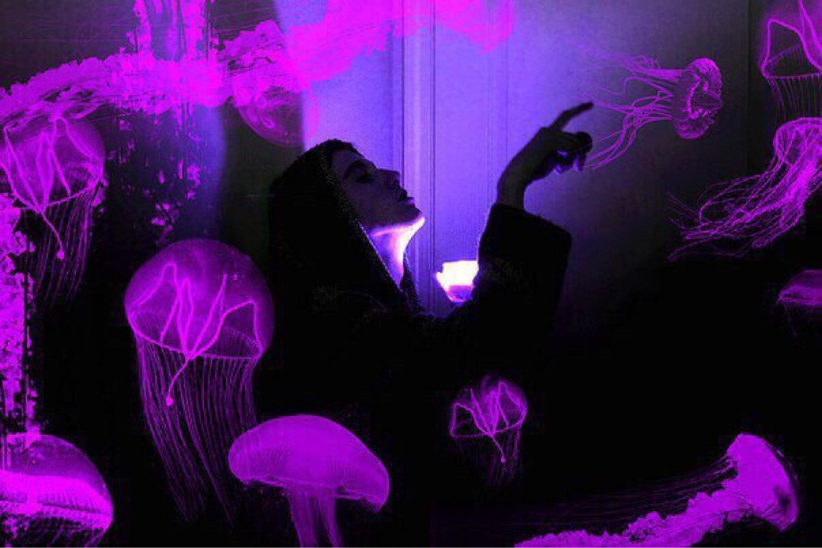 Девушка в фиолетовом неоне