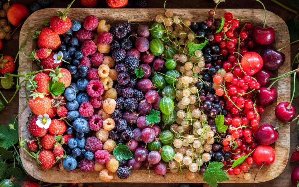 Крубника малина черника смородина