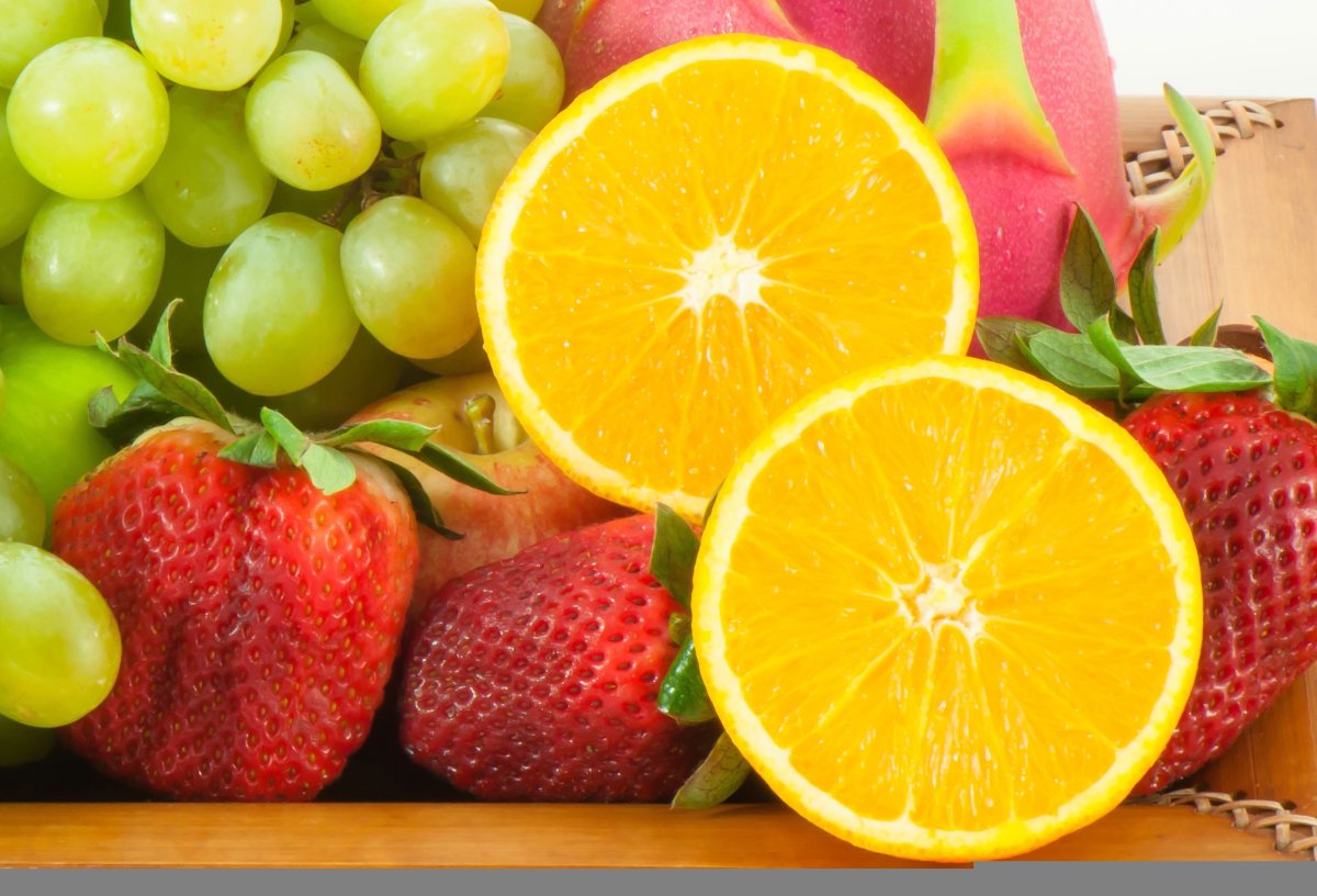 Фрукты на кухонном столе